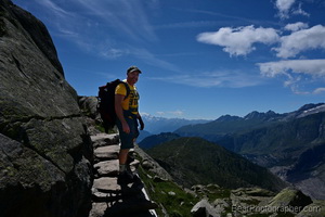 Ruivo robusto - caminhada nas montanhas da geleira de Aletsch - foto masculina ao ar livre